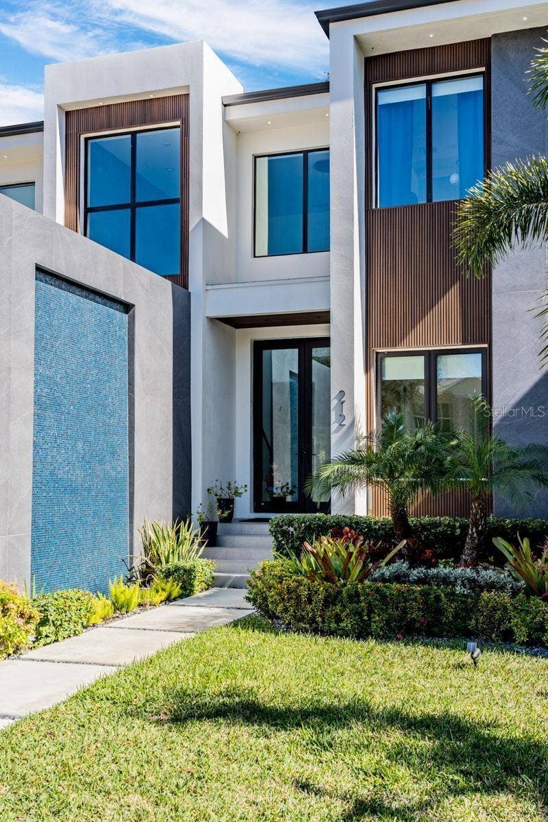 212 S RENELLIE DRIVE, Tampa, FL 33609 212 S RENELLIE DRIVE, Tampa, FL 33609