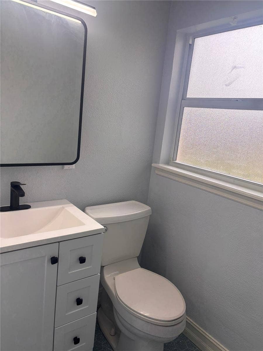 7115 ALVINA WAY, Orlando, FL 32822 Hall Bath