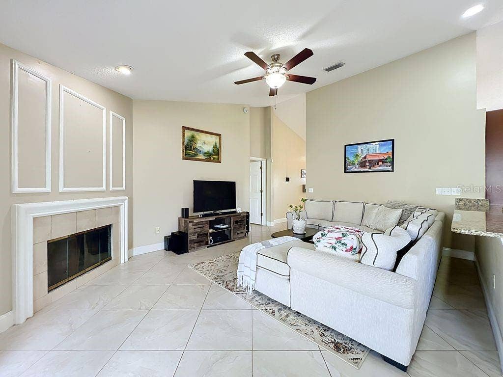 8609 CROSSBAY DRIVE, Orlando, FL 32829 8609 CROSSBAY DRIVE, Orlando, FL 32829