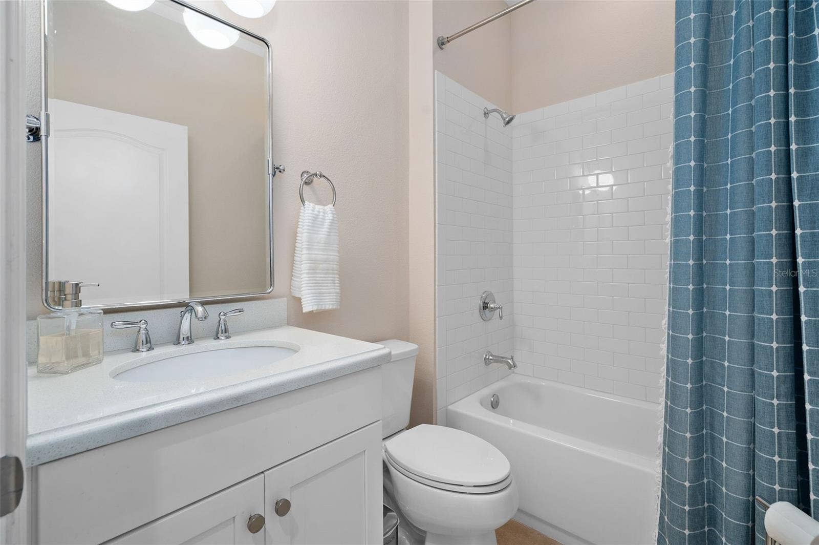 1038 TIMBERVALE TRAIL, Clermont, FL 34715 Bathroom 3 is adjacent to Bedroom 3 and the Foyer