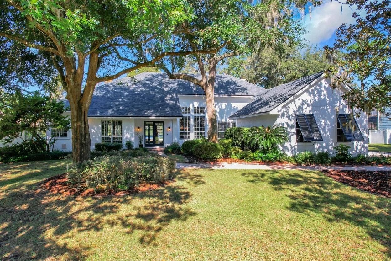 972 OAKPOINT CIRCLE, Apopka, FL 32712 Welcome to your exquisite lakefront residence