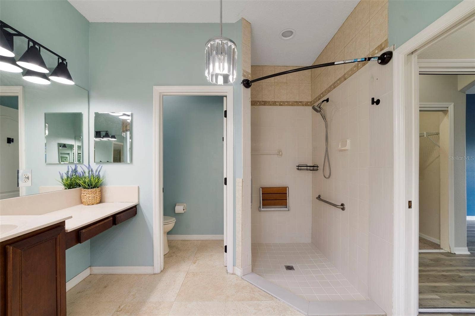 1557 AMARYLLIS CIRCLE, Orlando, FL 32825 The Primary en suite Bath features dual vanities, a RELAXING GARDEN TUB, a step-in shower and a private water closet.
