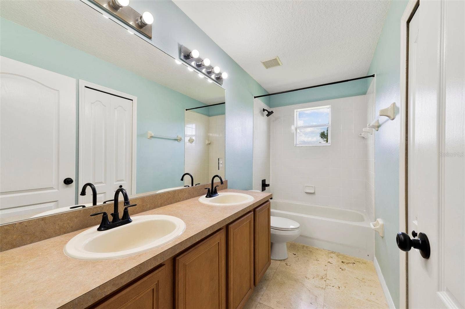 1557 AMARYLLIS CIRCLE, Orlando, FL 32825 A third full Bath completes the upper level.
