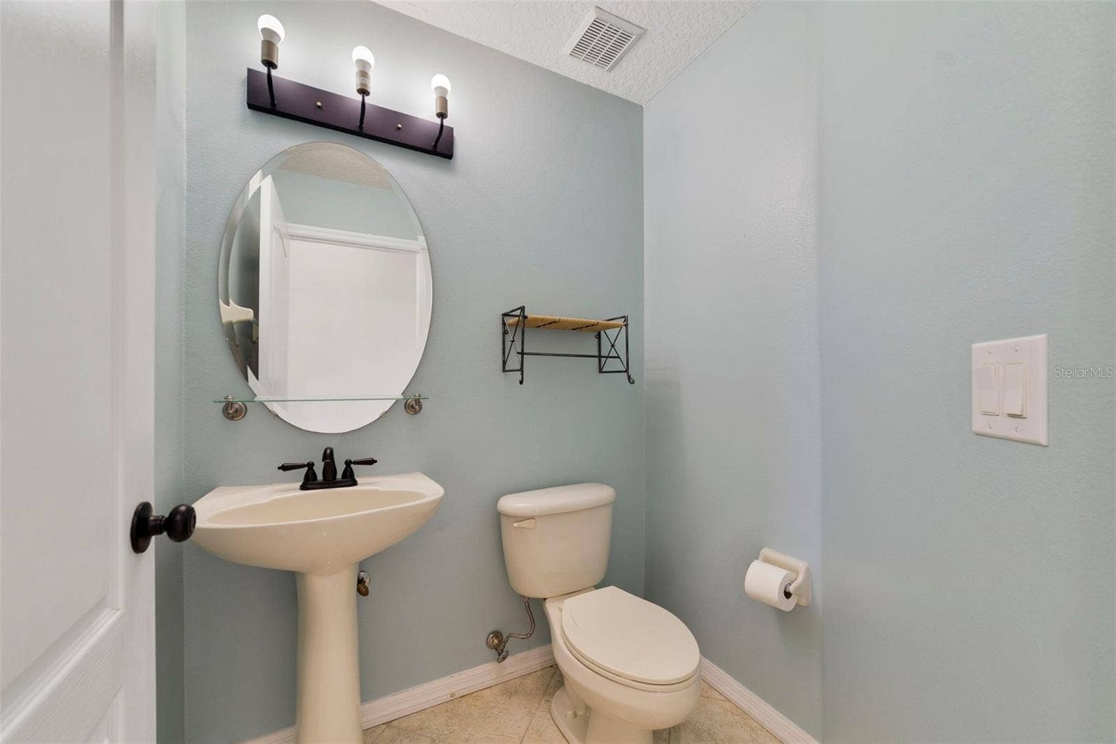 1557 AMARYLLIS CIRCLE, Orlando, FL 32825 The first floor half Bath.