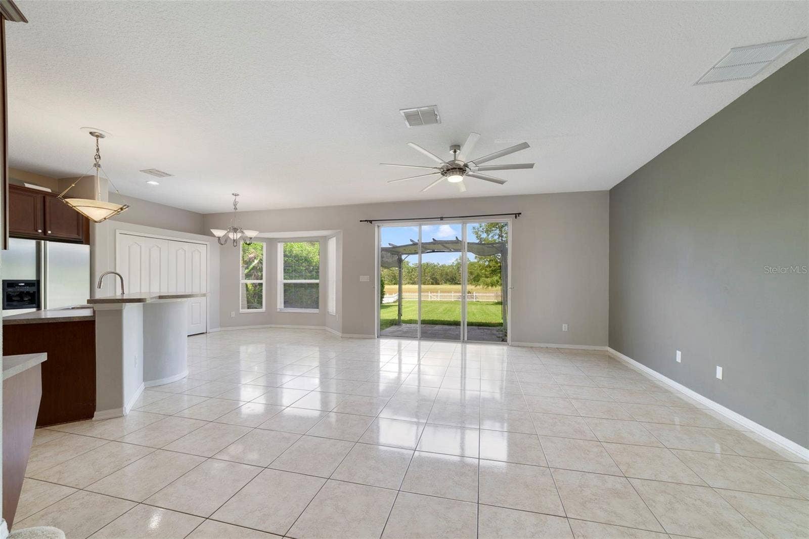 1557 AMARYLLIS CIRCLE, Orlando, FL 32825 The Family Room/Kitchen