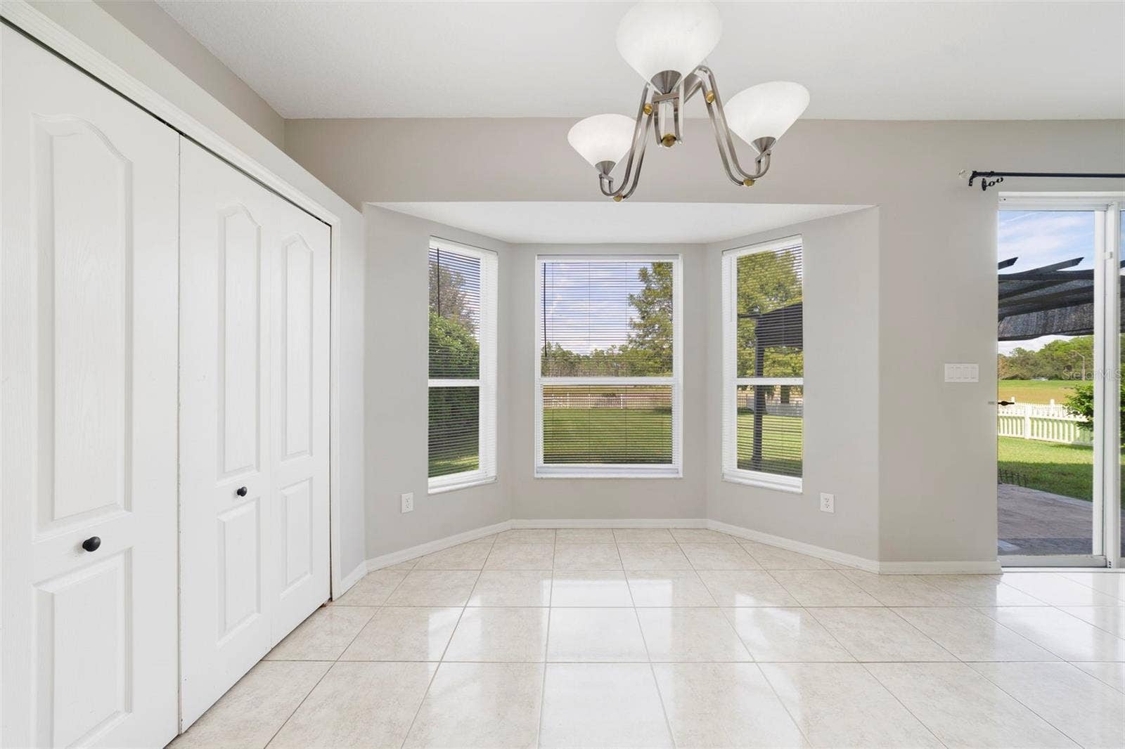 1557 AMARYLLIS CIRCLE, Orlando, FL 32825 Stainless steel appliances and a SUNNY BREAKFAST NOOK with a bay window overlooking the backyard, complete this inviting space.