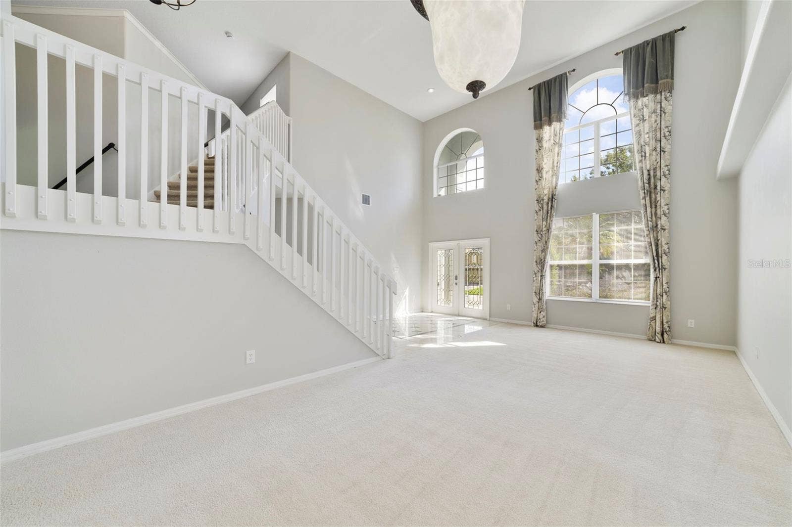 1557 AMARYLLIS CIRCLE, Orlando, FL 32825 The formal LIVING ROOM/DINING ROOM COMBO share an elegant, open setting enhanced by 2-STORY CEILINGS where a chandelier and decorative ceiling medallion create a lovely atmosphere for hosting holidays and special occasions.