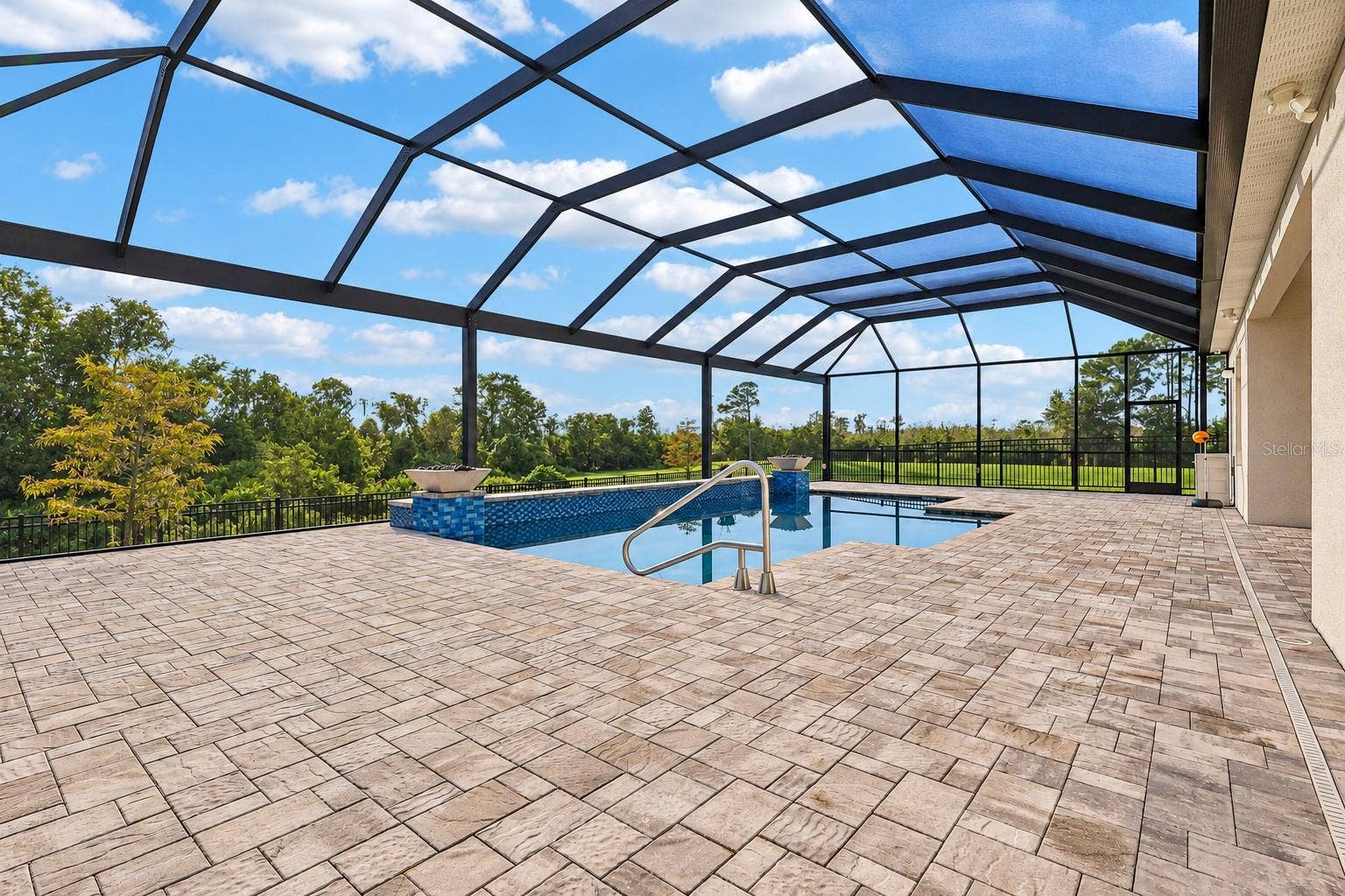 15646 SWEET LEMON WAY, Winter Garden, FL 34787 Plenty of room to garther with family or entertain friends.