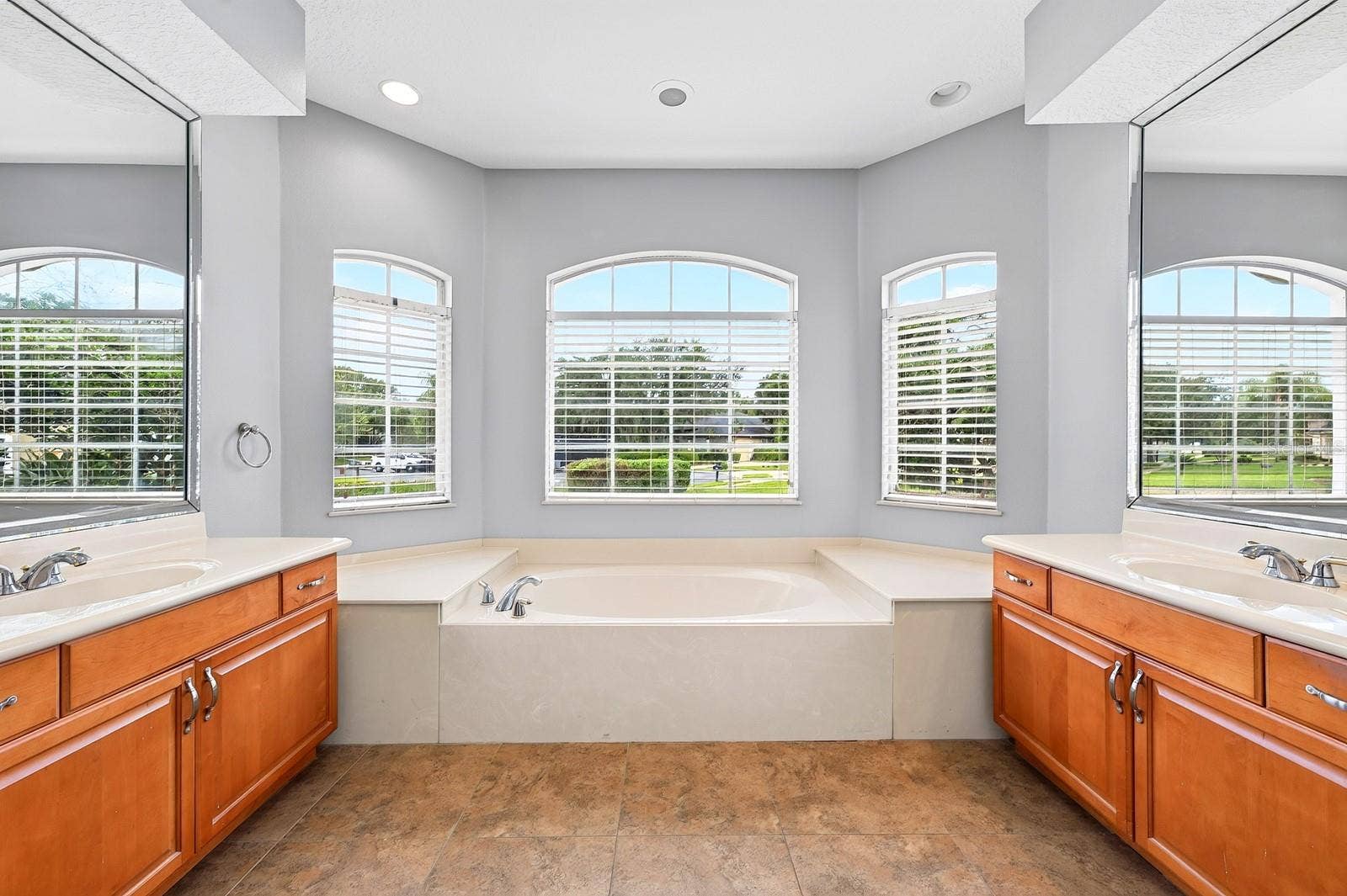 609 VIANA COURT, Winter Springs, FL 32708 Primary en-suite bath.