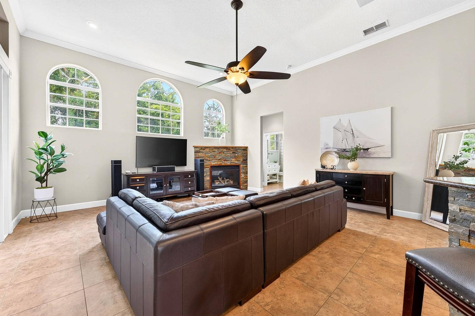 609 VIANA COURT, Winter Springs, FL 32708 Light filled family room.