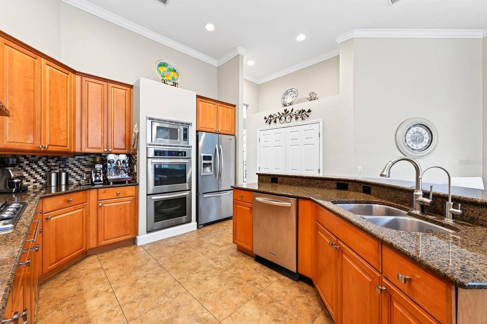 609 VIANA COURT, Winter Springs, FL 32708 Upgraded stainless steel appliances.