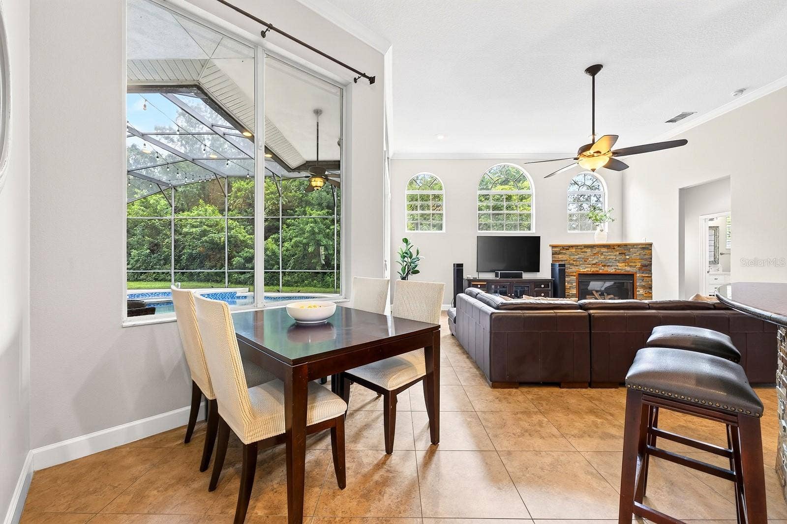 609 VIANA COURT, Winter Springs, FL 32708 Breakfast nook off the kitchen, open to the family room.