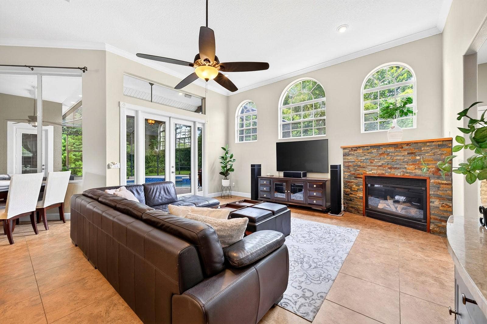 609 VIANA COURT, Winter Springs, FL 32708 Light filled family room.