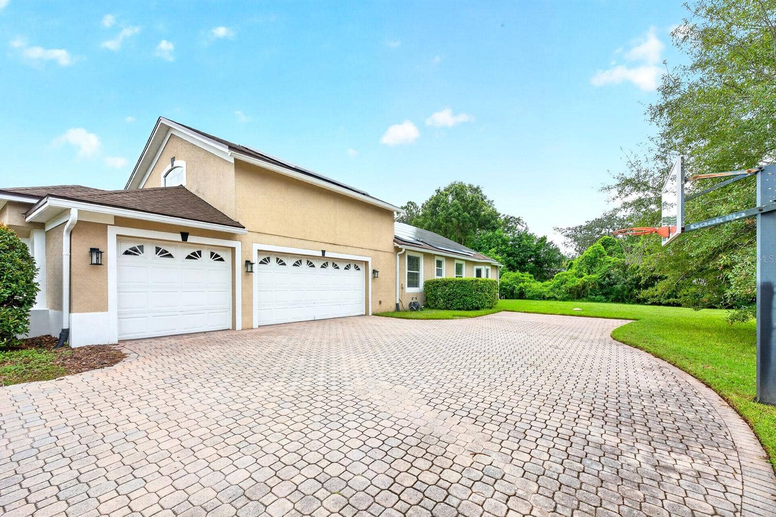 609 VIANA COURT, Winter Springs, FL 32708 3-car side facing garage for ample parking.