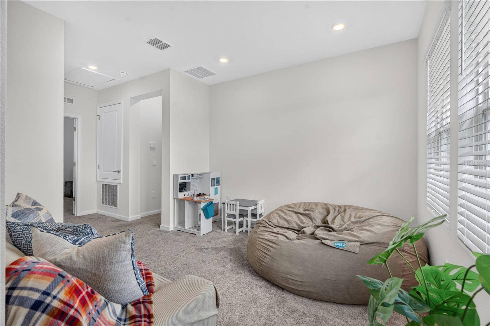 685 PERONI AVENUE, Debary, FL 32713 Family Room