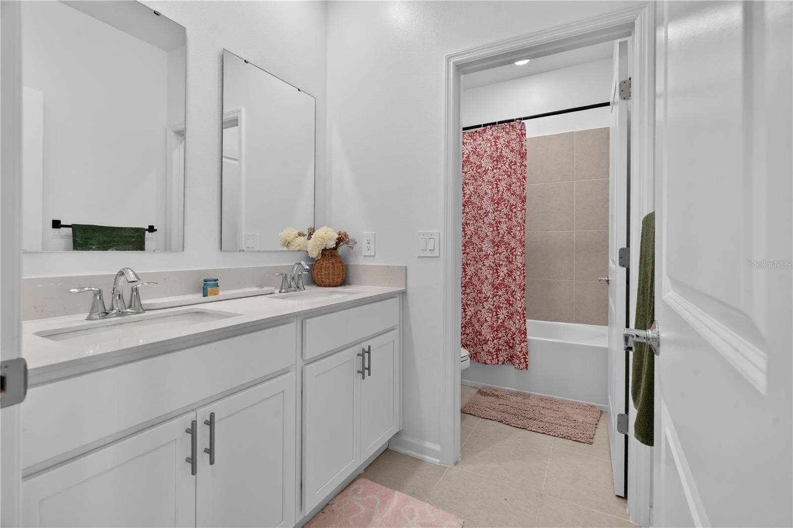 685 PERONI AVENUE, Debary, FL 32713 Dual Sink with Bathtub