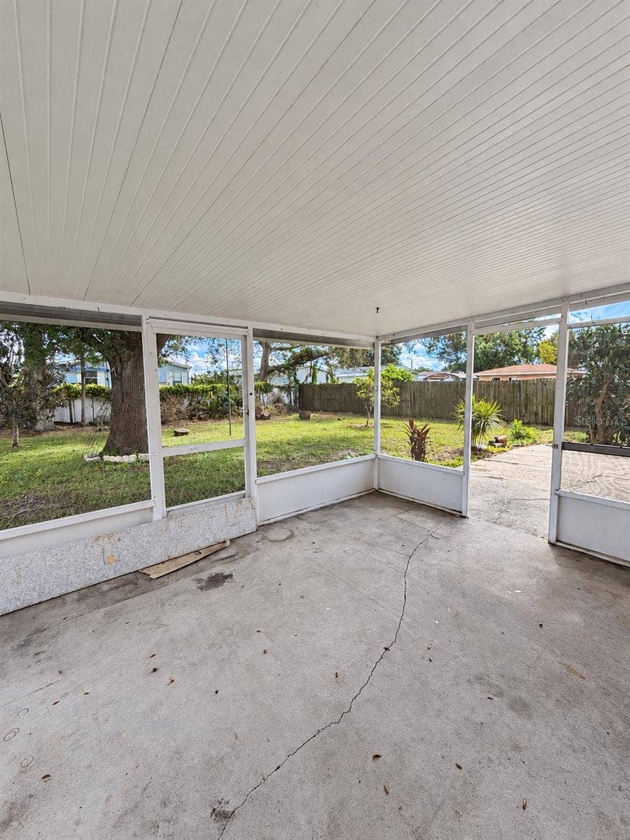 86 LAKE DAISY BOULEVARD, Winter Haven, FL 33884 screened in porch
