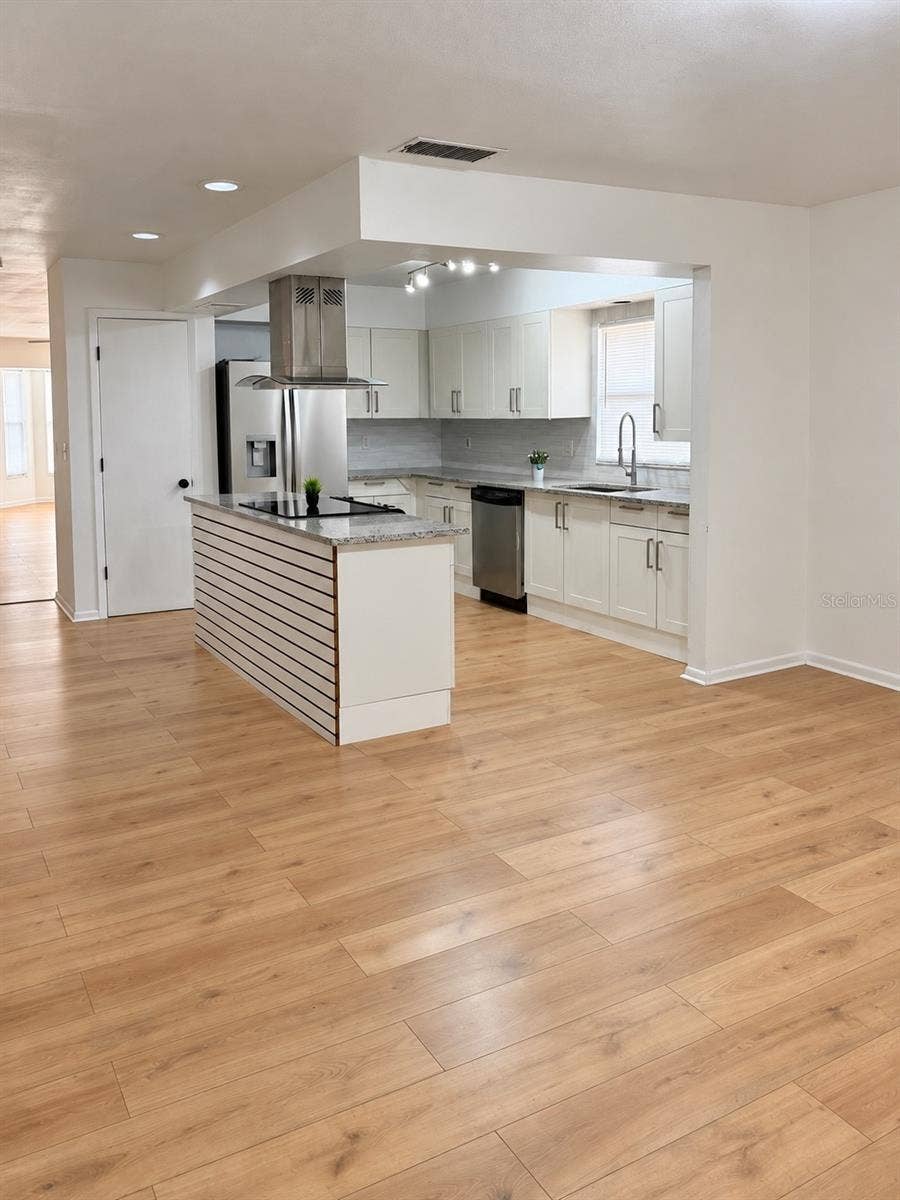 86 LAKE DAISY BOULEVARD, Winter Haven, FL 33884 kitchen