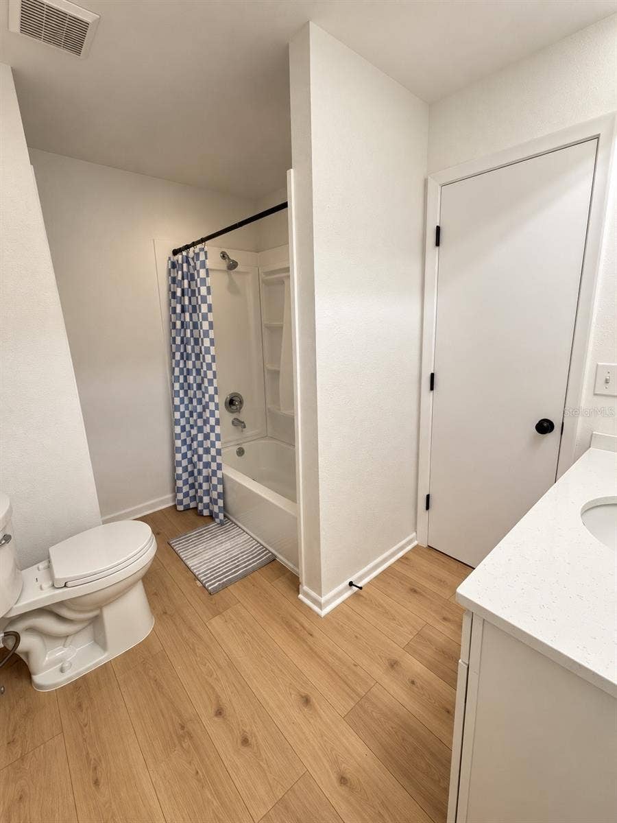 86 LAKE DAISY BOULEVARD, Winter Haven, FL 33884 Guest bathroom