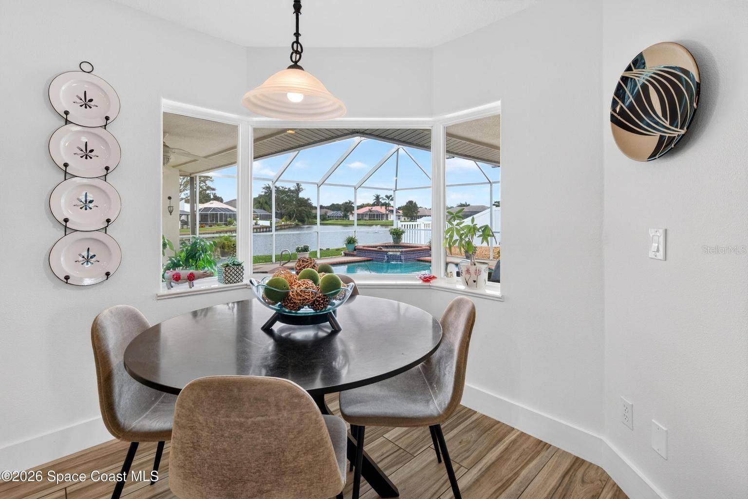 Bay window nook, pool and lake views