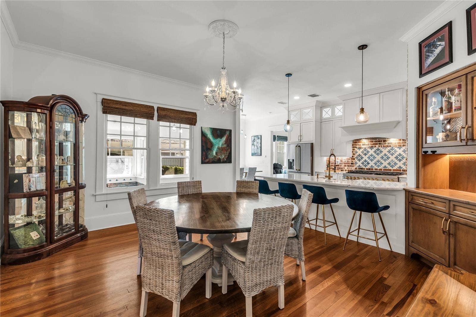234 N LAKEVIEW AVENUE, Winter Garden, FL 34787 The Formal Dining room offers a seamless connection to the kitchen while maintaining its own distinct character. A custom built-in beverage bar serves as both a stunning focal point and dedicated space for serving coffee or refreshments.