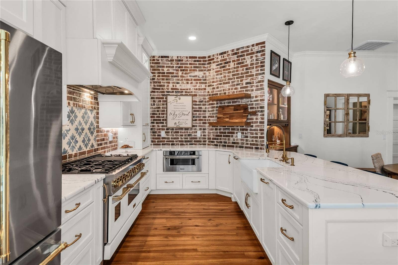 234 N LAKEVIEW AVENUE, Winter Garden, FL 34787 The chef's kitchen is a true focal point with a distinctive mix of old-world charm and modern design that combine luxury and function