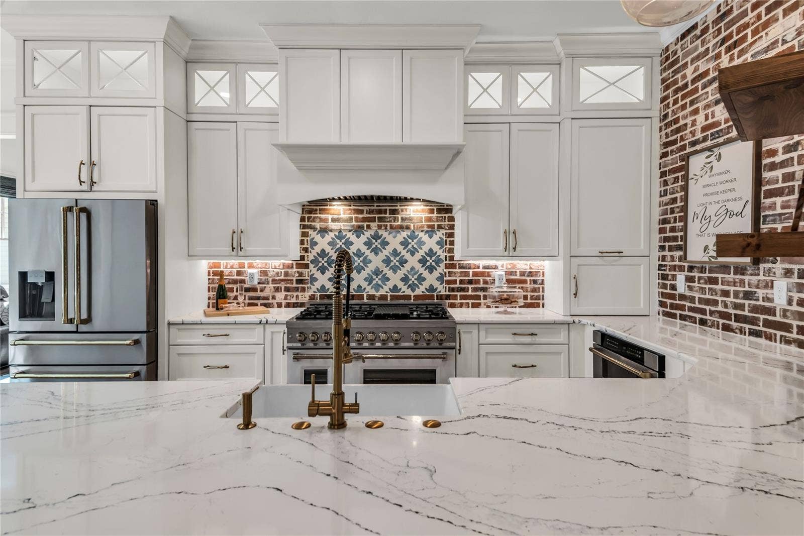 234 N LAKEVIEW AVENUE, Winter Garden, FL 34787 The chef's kitchen is a true focal point with a distinctive mix of old-world charm and modern design that combine luxury and function