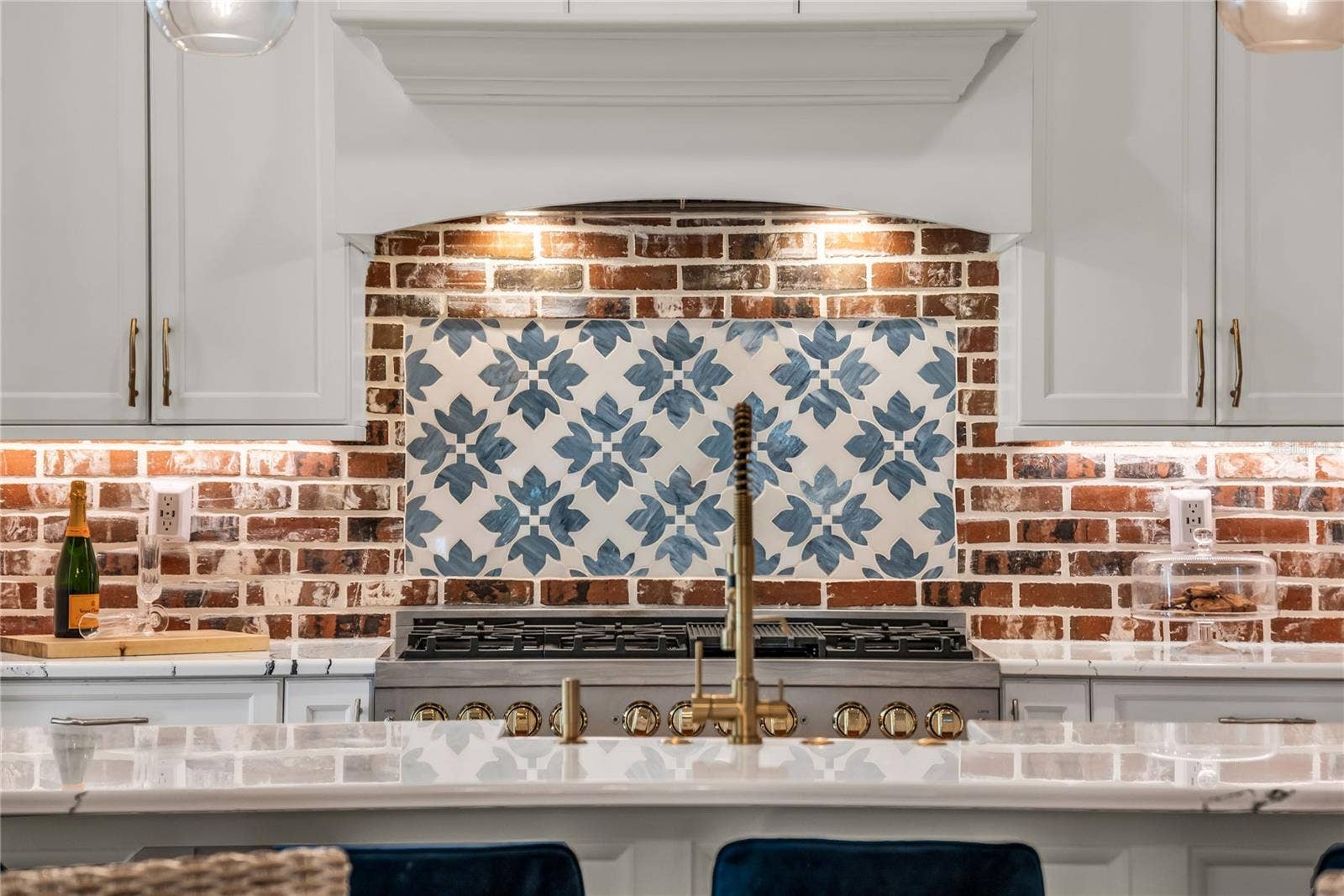 234 N LAKEVIEW AVENUE, Winter Garden, FL 34787 The chef's kitchen is a true focal point with a distinctive mix of old-world charm and modern design that combine luxury and function