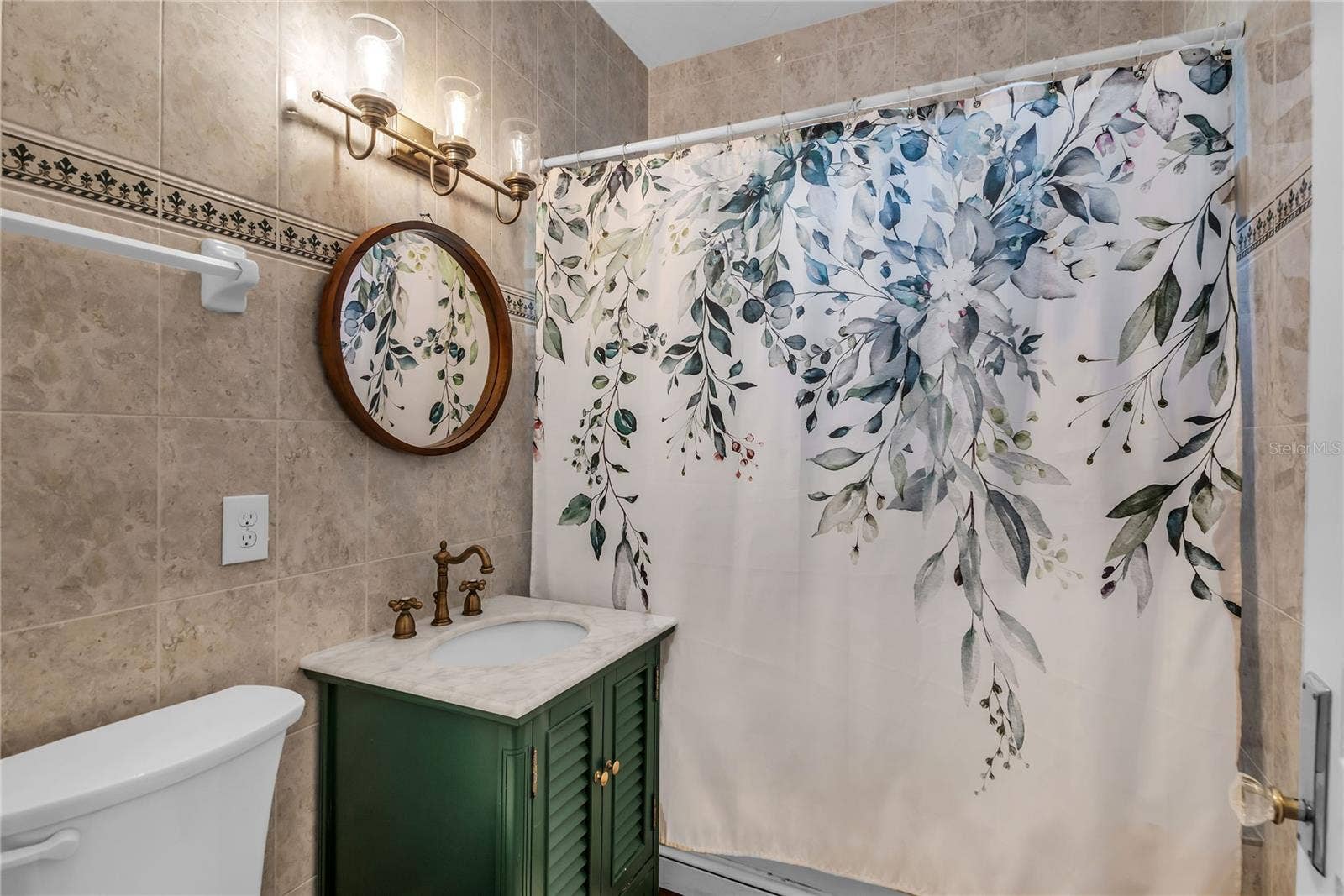 234 N LAKEVIEW AVENUE, Winter Garden, FL 34787 Guest Bath with standalone vanity and shower/tub combo
