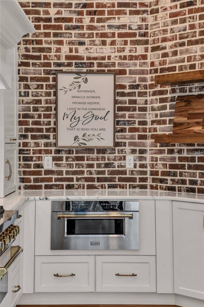 234 N LAKEVIEW AVENUE, Winter Garden, FL 34787 The chef's kitchen is a true focal point with a distinctive mix of old-world charm and modern design that combine luxury and function