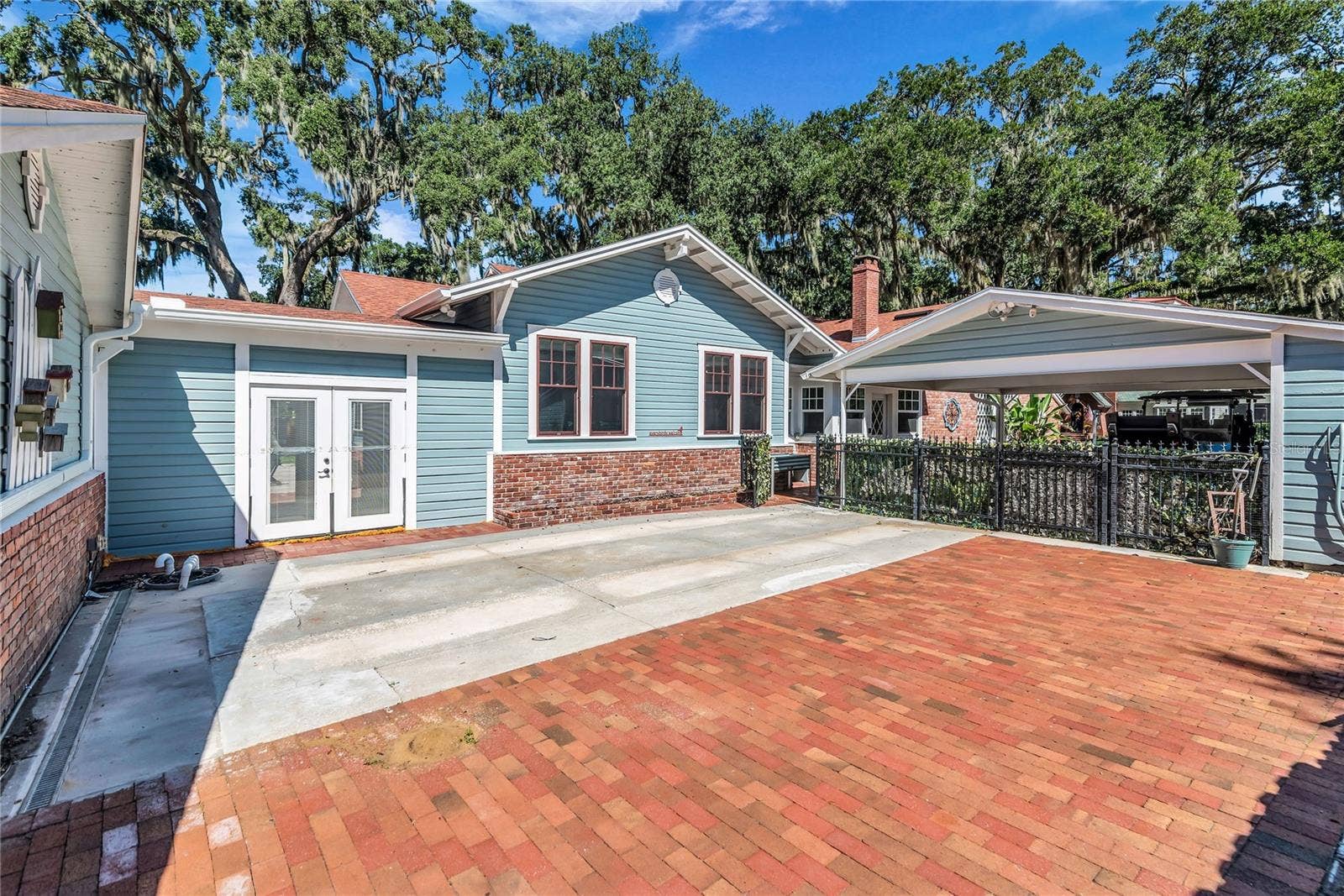 234 N LAKEVIEW AVENUE, Winter Garden, FL 34787 A private courtyard offers space for recreation or an extension of outdoor living.