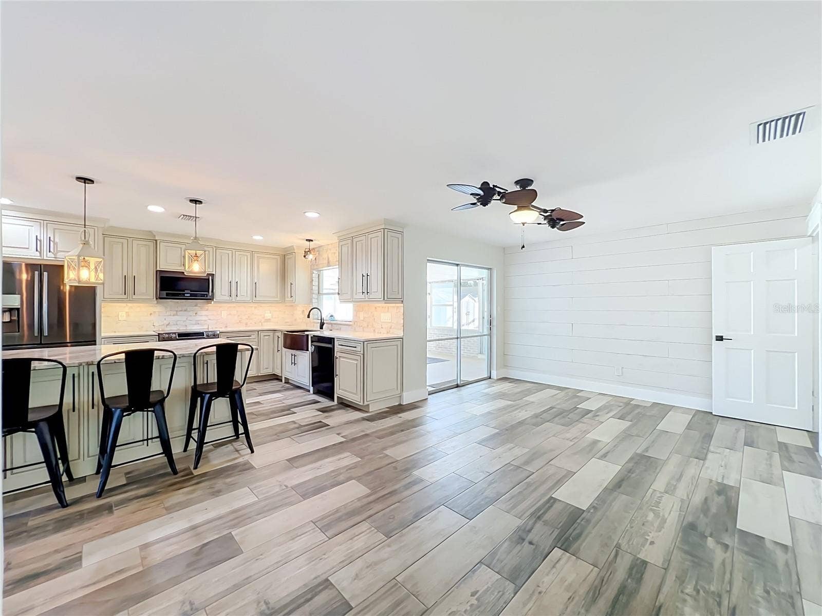 Breakfast Bar island & Living Room