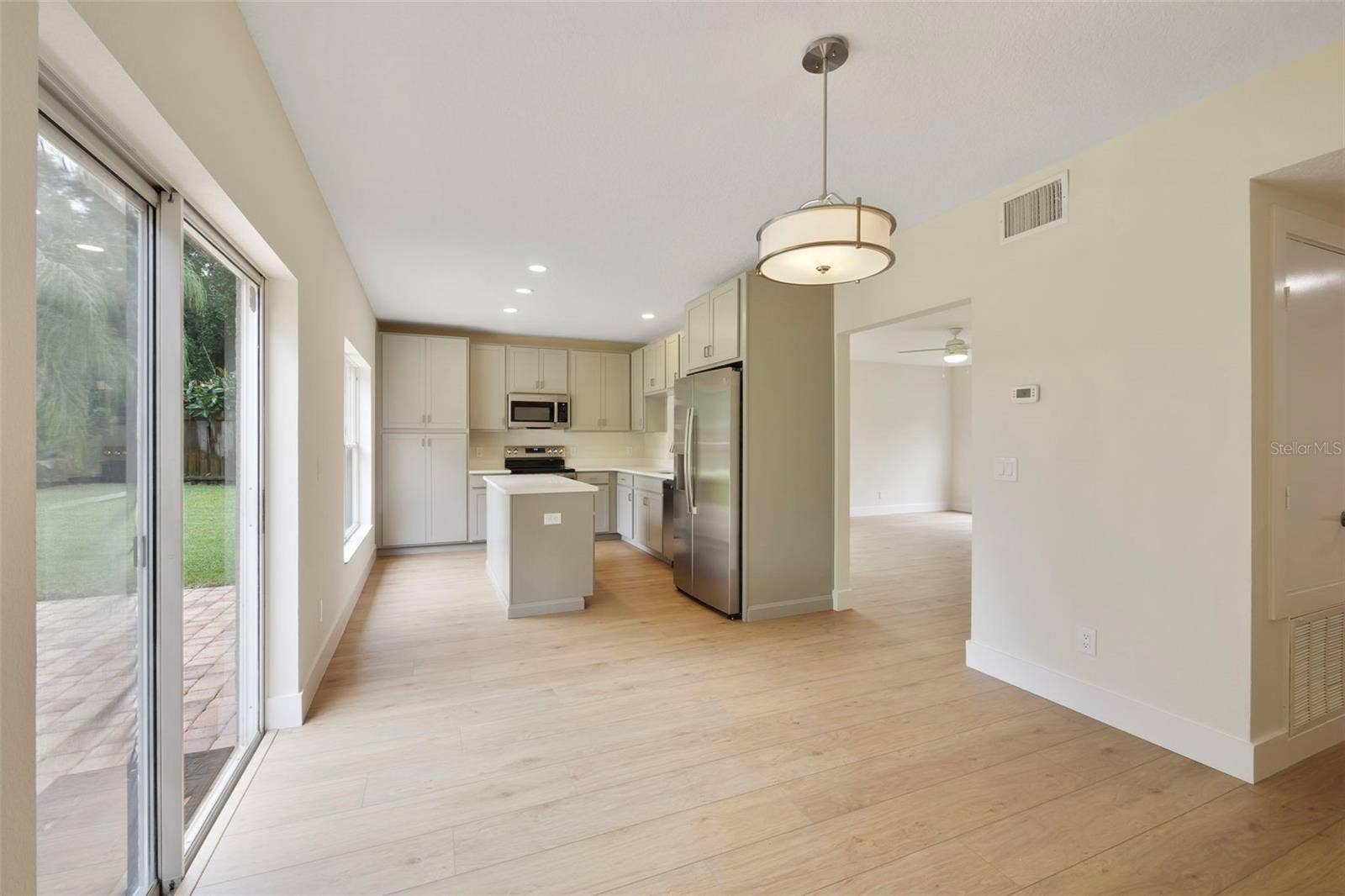 Dining room / Kitchen image 2