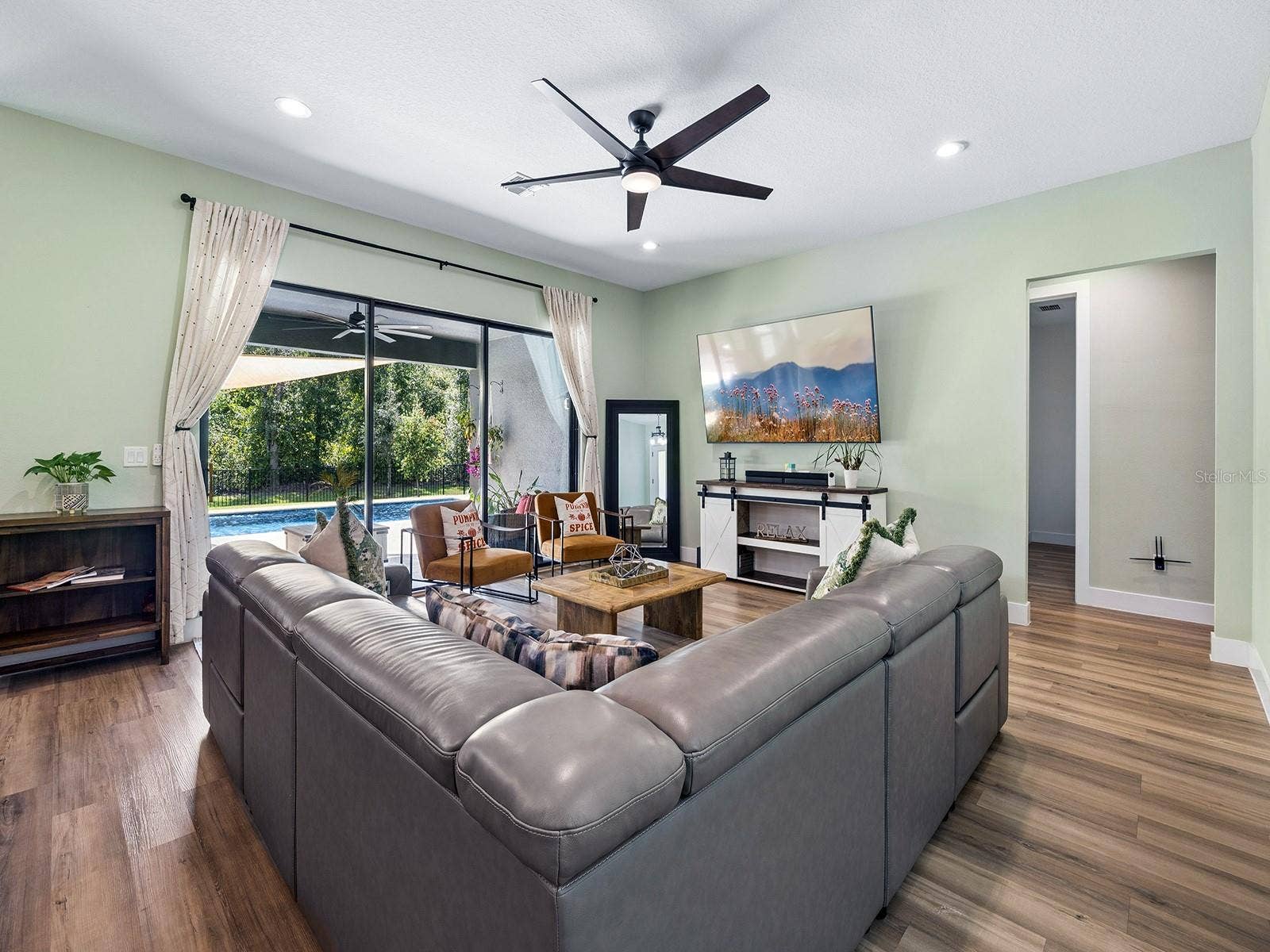 412 SNOW HILL RD, Geneva, FL 32732 Family room