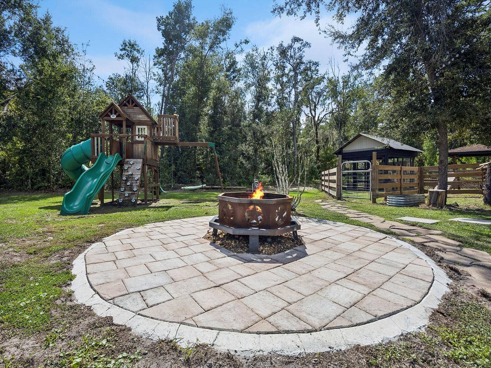 412 SNOW HILL RD, Geneva, FL 32732 Firepit