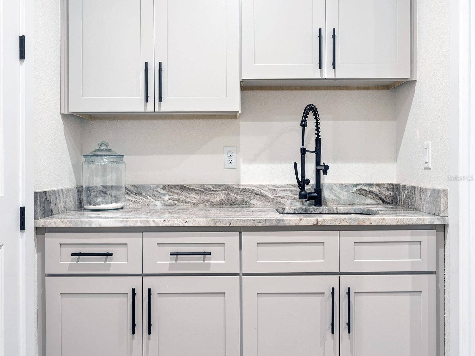 412 SNOW HILL RD, Geneva, FL 32732 Laundry room sink and cabinets