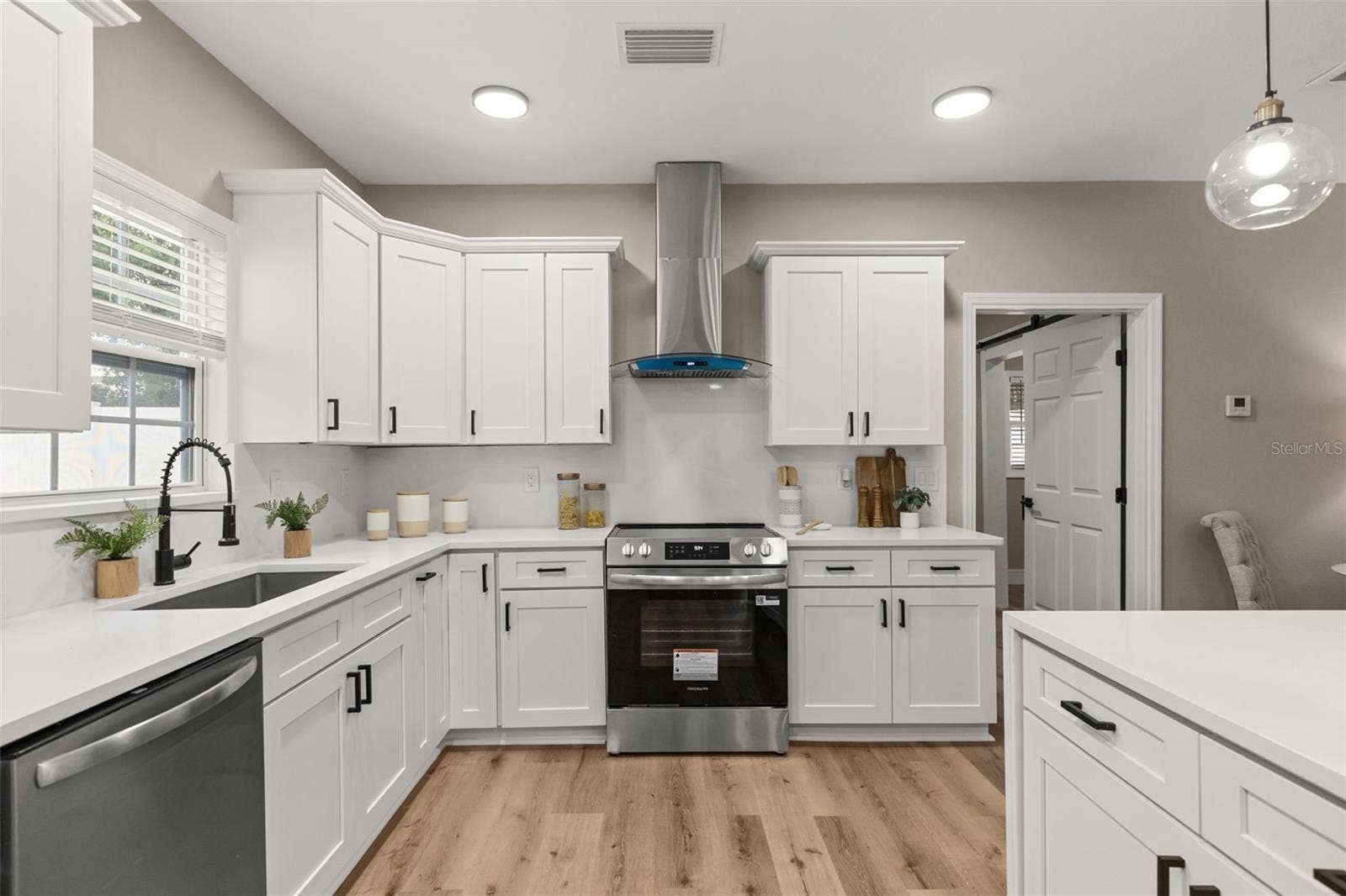 15 E LAUREL STREET, Apopka, FL 32703