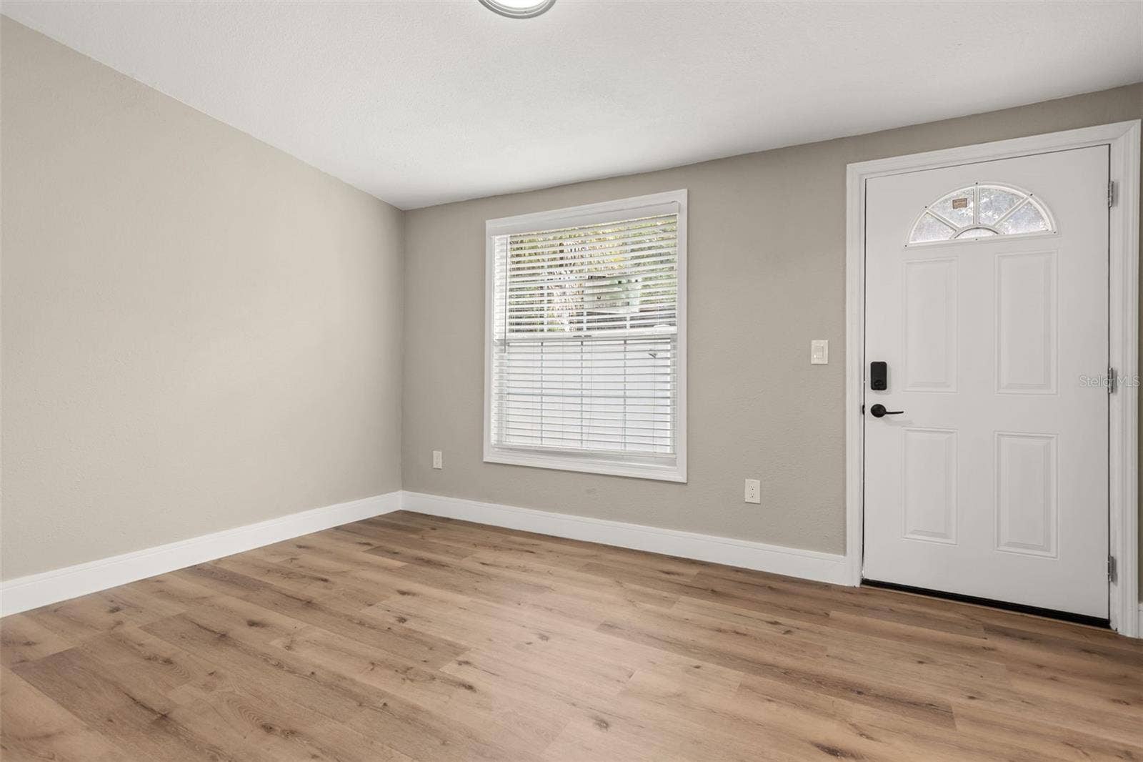 15 E LAUREL STREET, Apopka, FL 32703