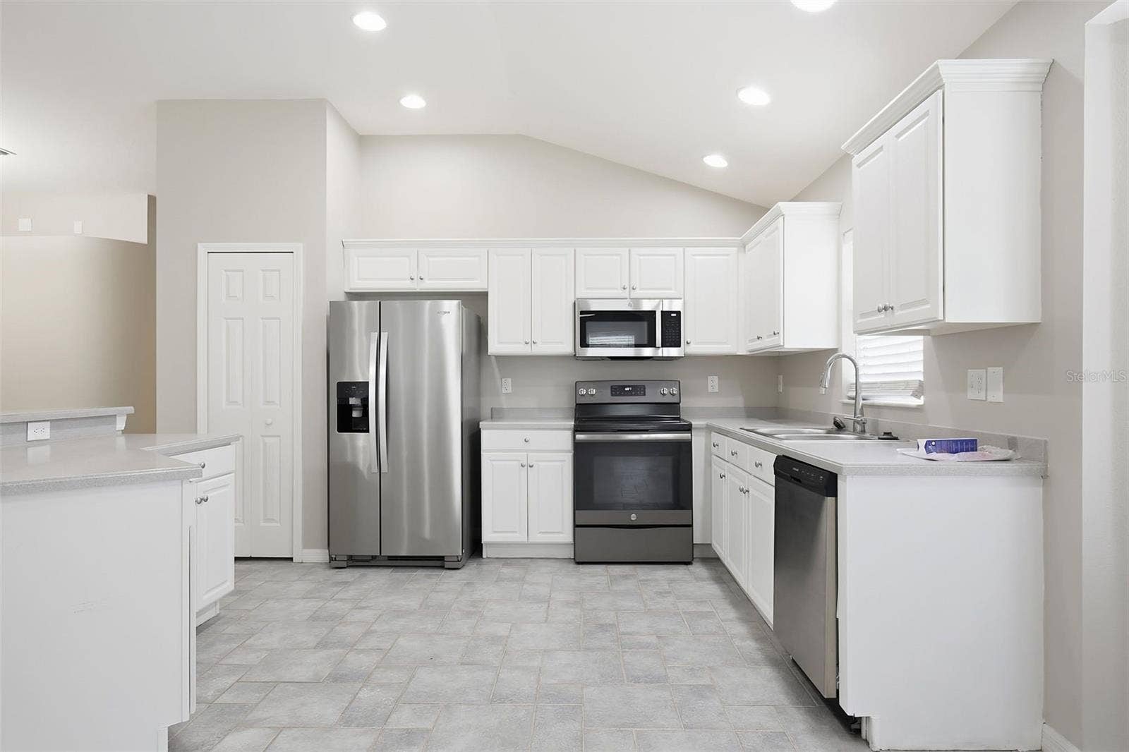 7627 BLUE SPRING DRIVE, Land O Lakes, FL 34637 7627 BLUE SPRING DRIVE, Land O Lakes, FL 34637