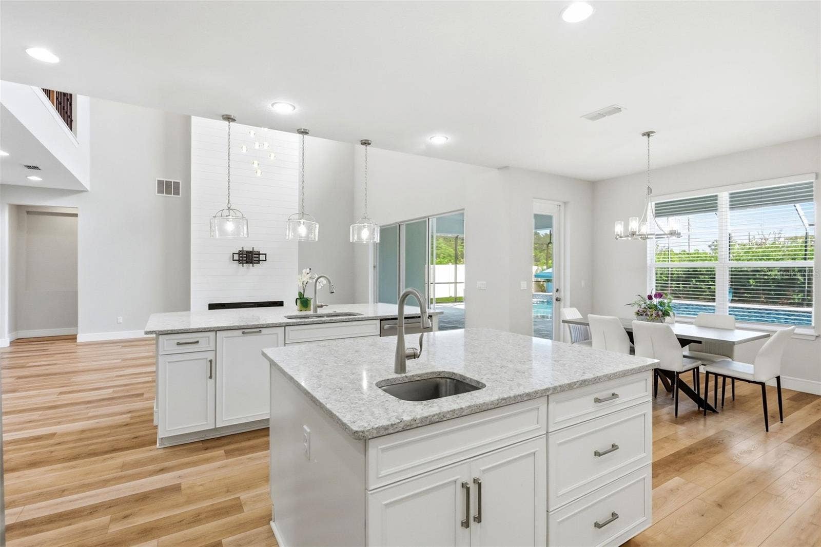 1552 MYRTLE OAKS TRAIL, Oviedo, FL 32765 Kitchen open to the living area nd includes two islands and a spacious breakfast nook