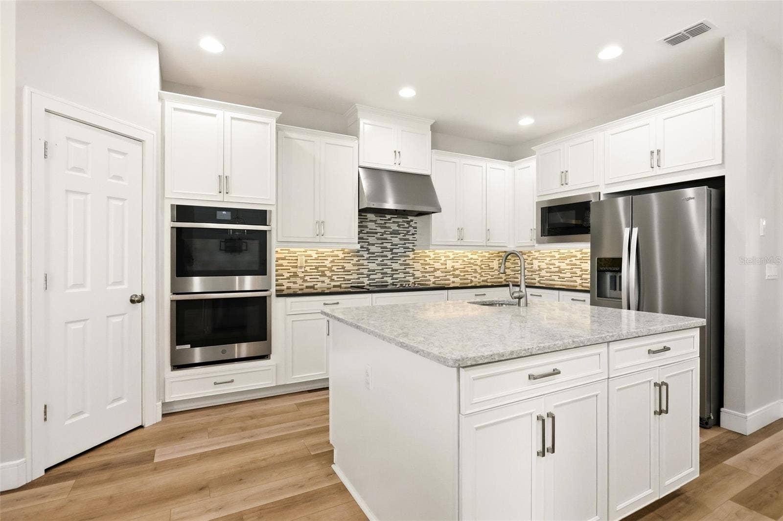 1552 MYRTLE OAKS TRAIL, Oviedo, FL 32765 Double ovens in the kitchen with a prep island