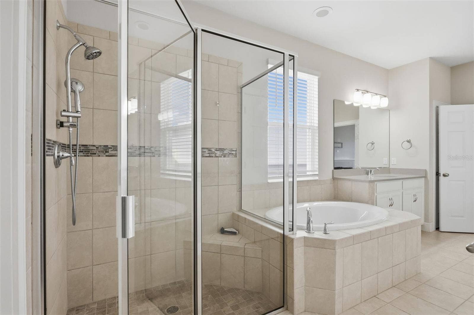 1552 MYRTLE OAKS TRAIL, Oviedo, FL 32765 Walk-in Shower and garden tub in the primary bathroom
