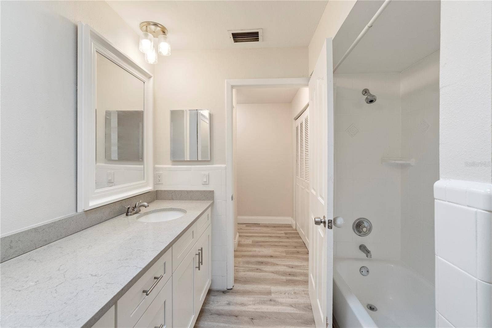 Bathroom w/ Shower & Tub