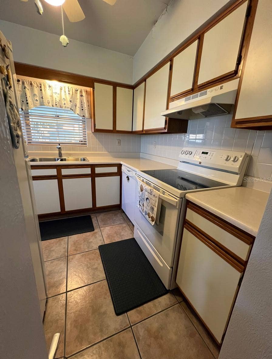 1118 COURTLAND STREET, Orlando, FL 32804 Kitchen