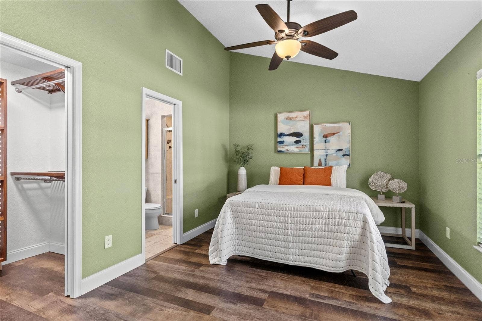 417 HOLLY COURT, Winter Springs, FL 32708 Primary suite, walk in closet, en-suite bath