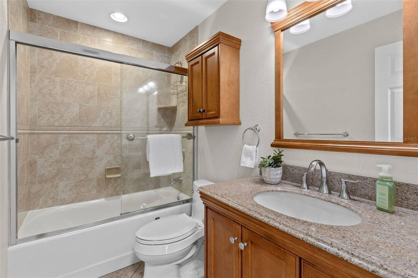 417 HOLLY COURT, Winter Springs, FL 32708 shared guest bath