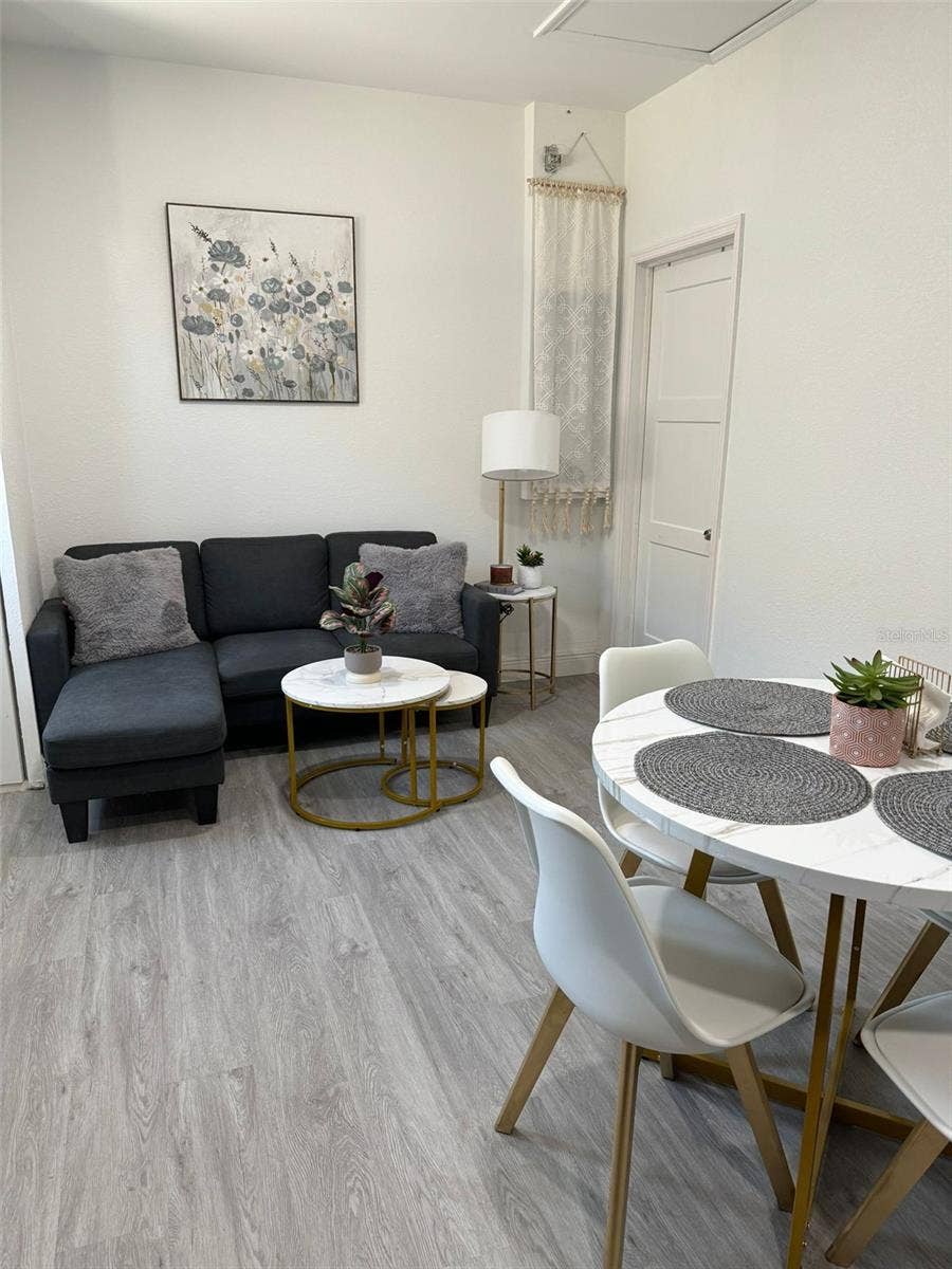 GARAGE APARMENT 2