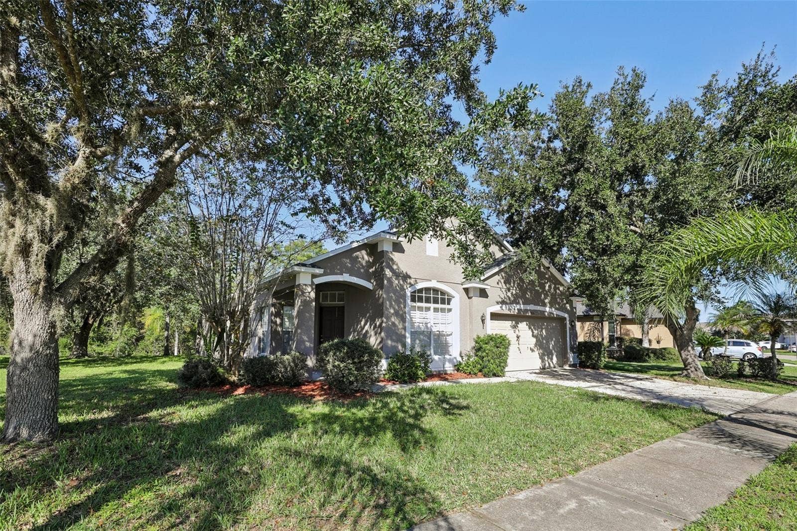 1806 ANNA CATHERINE DRIVE, Orlando, FL 32828 Situated on an OVERSIZED, CORNER LOT with no rear neighbors, the property features GREAT CURB APPEAL mature landscaping and large shade trees that create a welcoming setting.
