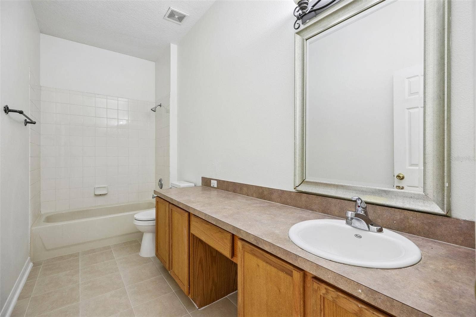 1806 ANNA CATHERINE DRIVE, Orlando, FL 32828 Two additional Bedrooms and a SECOND FULL BATH provide comfortable accommodations for family and guests.