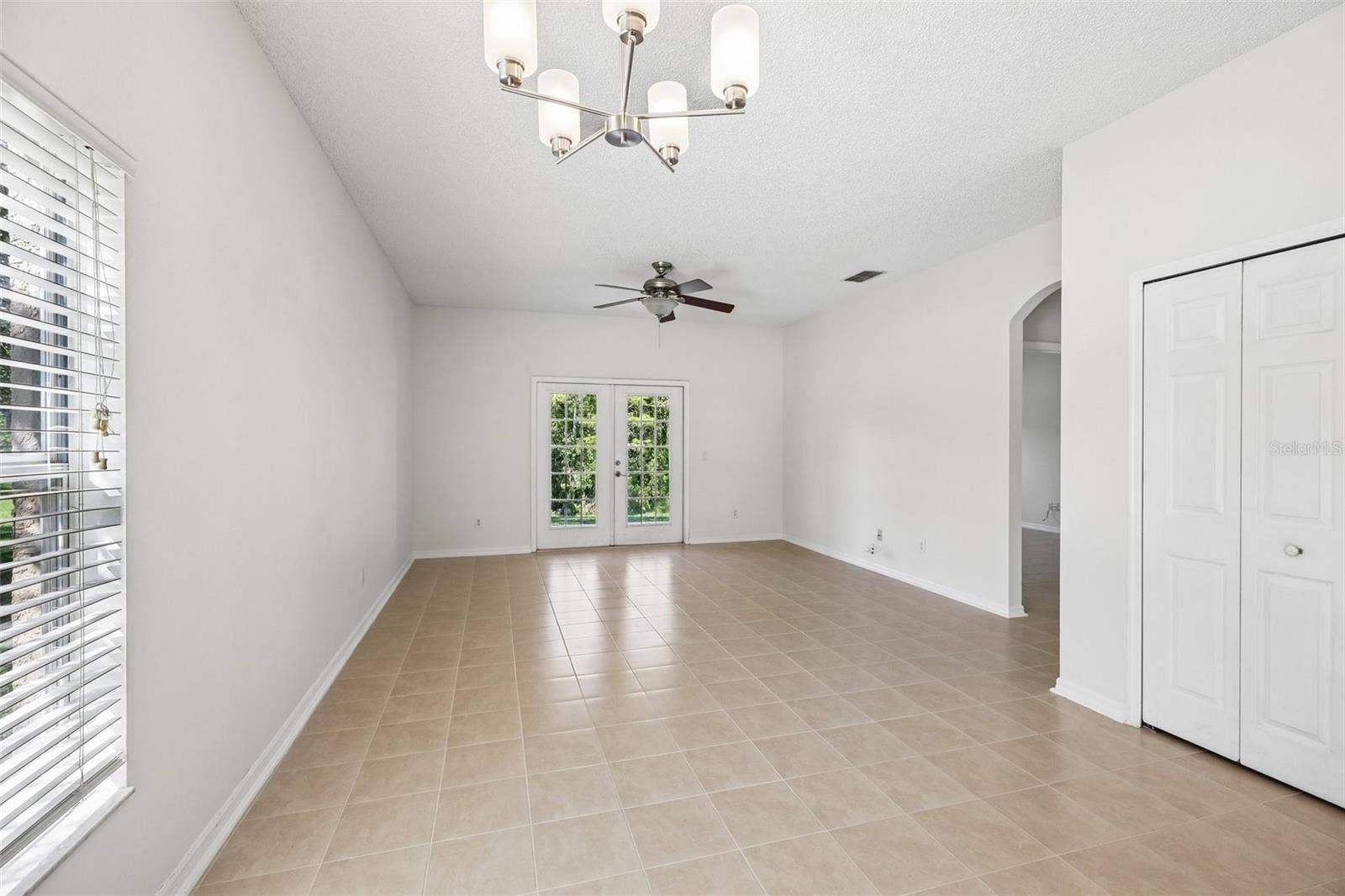 1806 ANNA CATHERINE DRIVE, Orlando, FL 32828 A Breakfast Nook in front of a LARGE PICTURE WINDOW, presents a bright spot for morning coffee or casual meals.